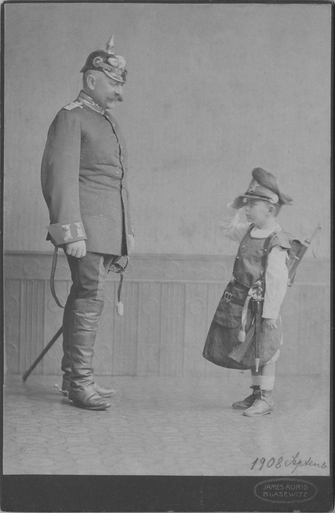 Vater und Sohn in Uniform 1908