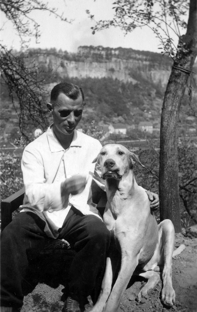 Haller mit seinem Hund „Altai“ im Niedervogelgesang, Pirna