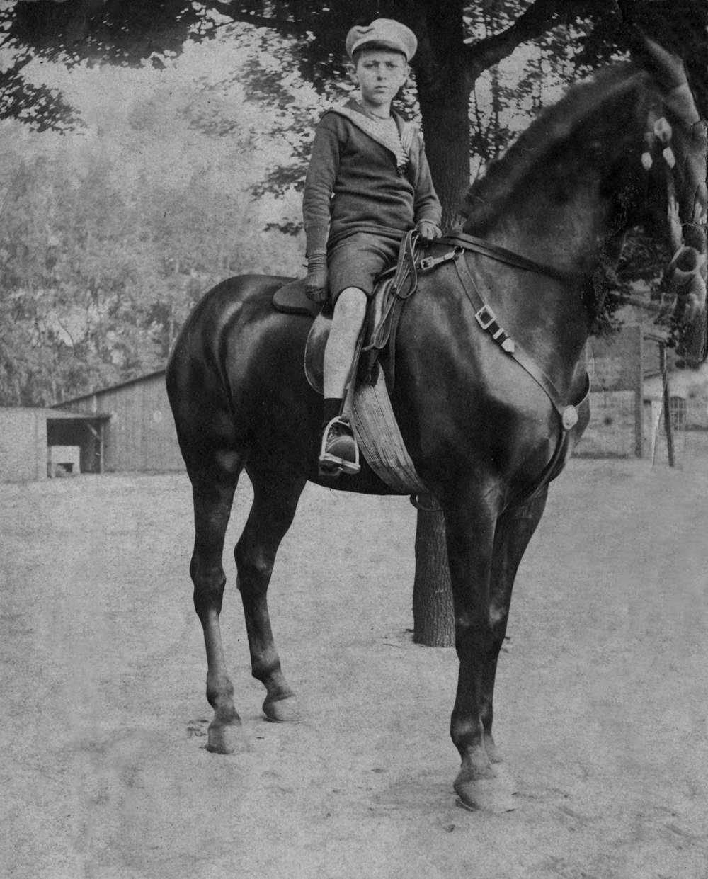 Ludwig Haller in Schuluniform hoch zu Ross