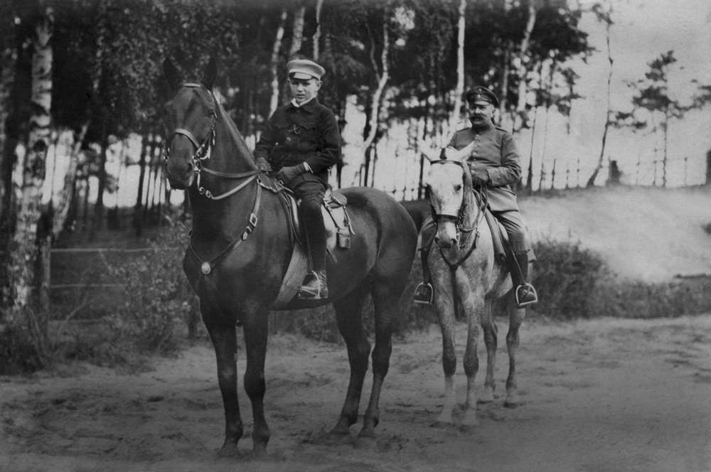 Ludwig Haller mit Vater zu Pferd